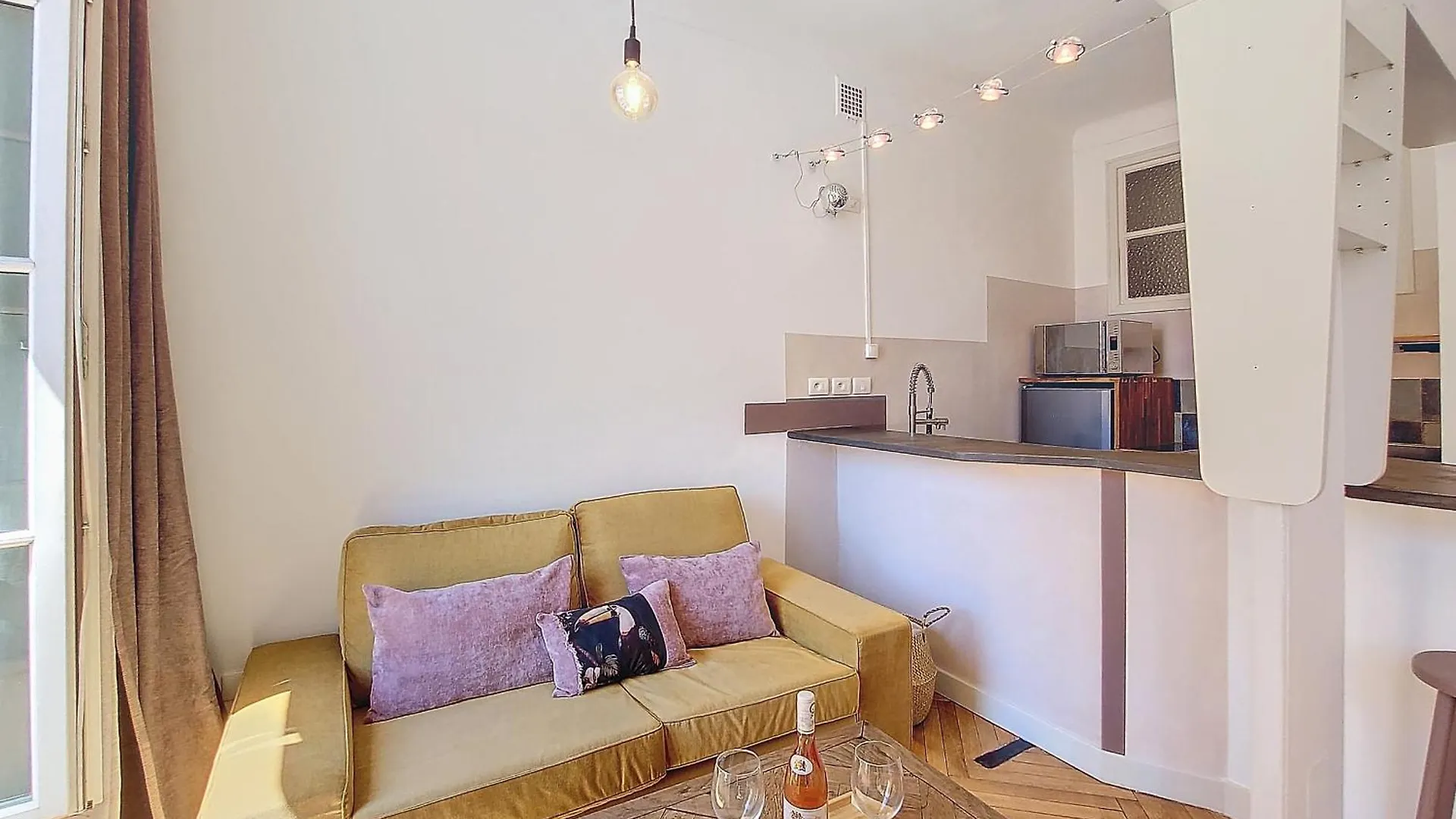 Nestor&Jeeves - City Trip - Central - Balcony Nice 0*,  France