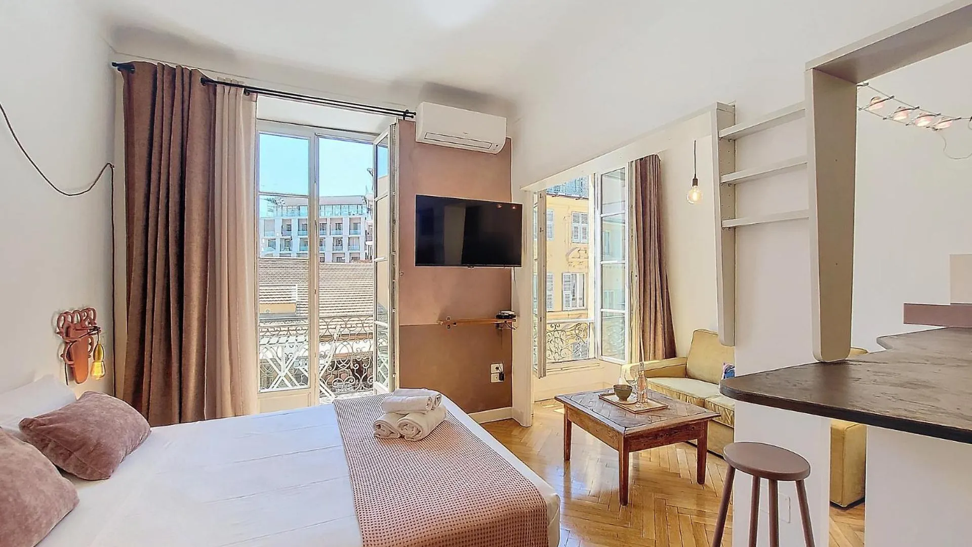 Nestor&Jeeves - City Trip - Central - Balcony Nice 0*,